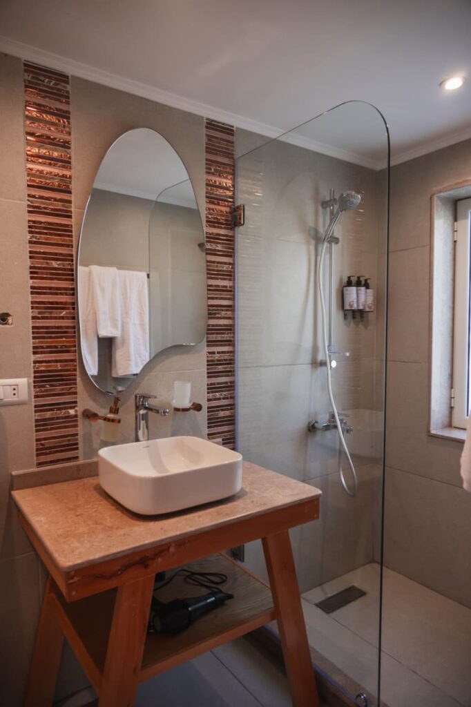 The Magdalena Temple Boat, private bathroom