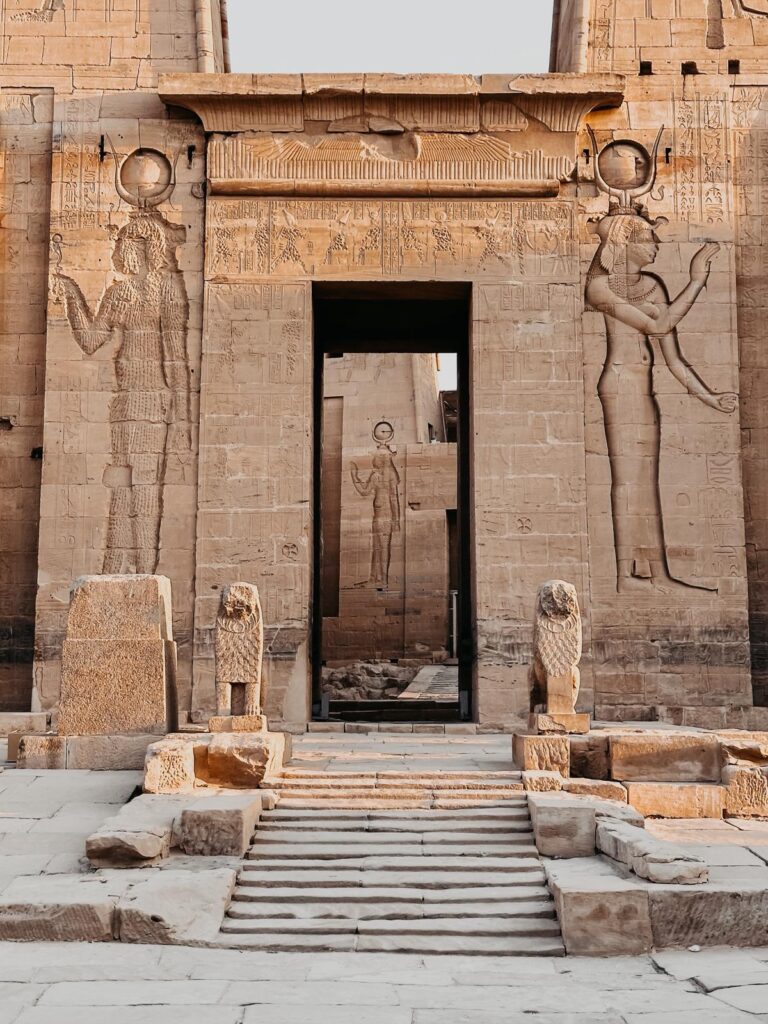 Évnyitó evzaro, isis templom